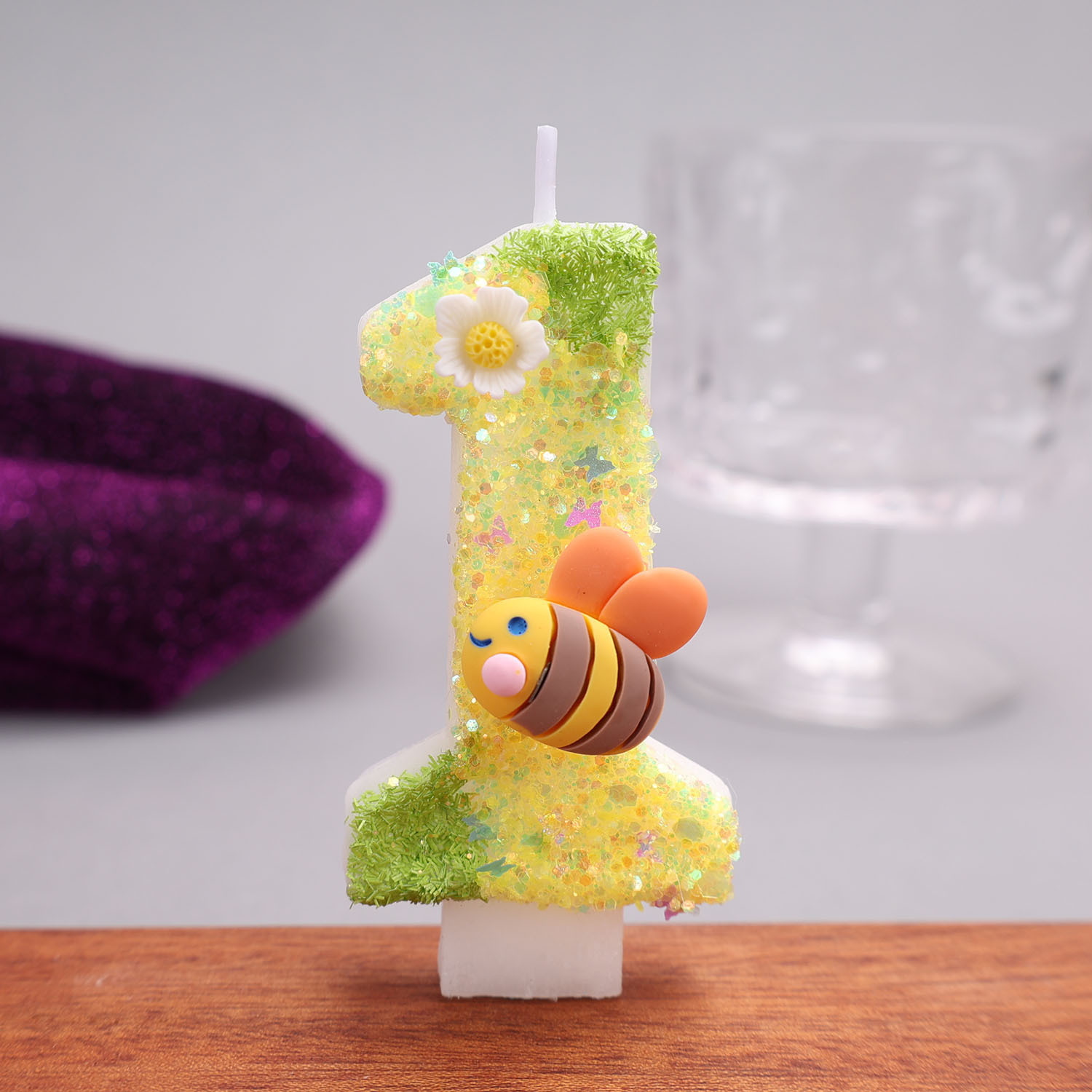 黄緑色のデジタルキャンドル、小さな蜂とヒナギクの模様が描かれ - Silk Candle のレビューと価格